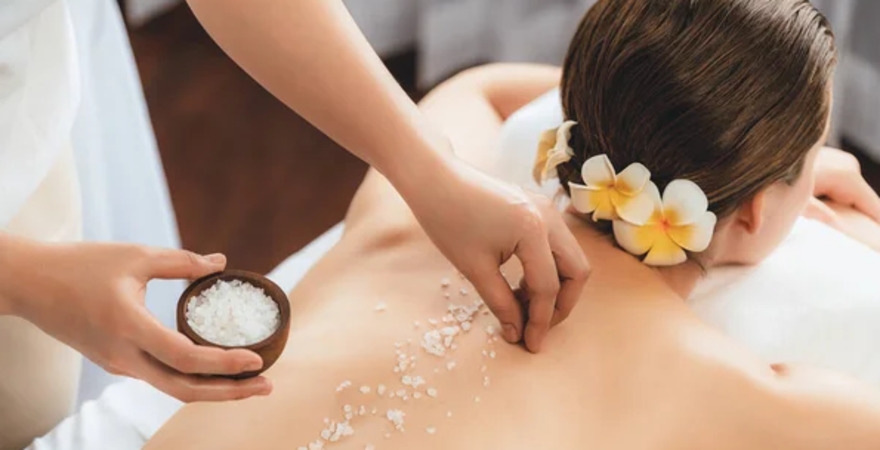 Heaven_&_Earth_Ayurvedic_Wellness_Spa_depositphotos_687248278-stock-photo-woman-customer-having-exfoliation-treatment_cropped