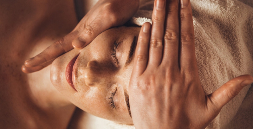 Glomorr_Nails_and_Beauty_Spa_facial