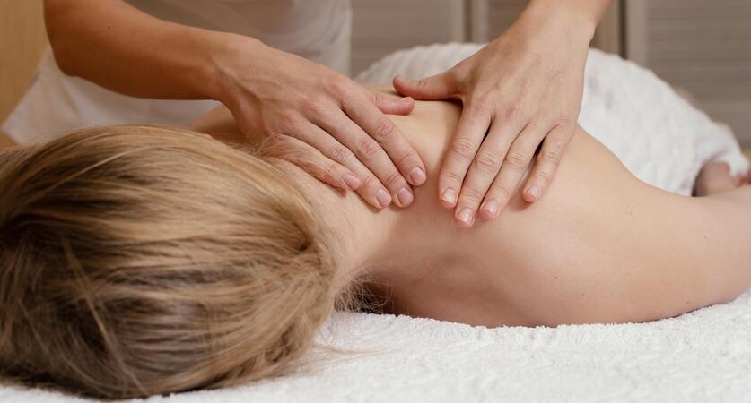 Foraha_Spa_close-up-hands-massaging-woman-s-back_cropped